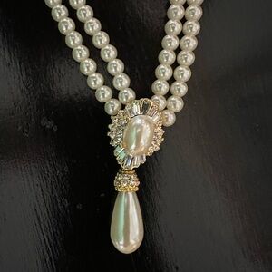 Lustrous Pearl and Gold Pendant Necklace